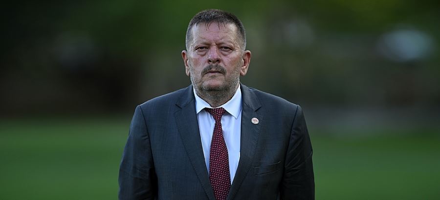 TAKIM ÜSTÜNE KOYARAK GİDİYOR