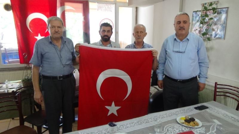 116 Mahalle Muhtarına Türk Bayrağı armağan ettiler