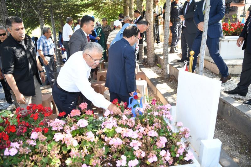 Vali Çiçek ve Başkan Büyükkılıç, 15 Temmuz Şehidi Cennet Yiğit’i Kabri Başında Andı