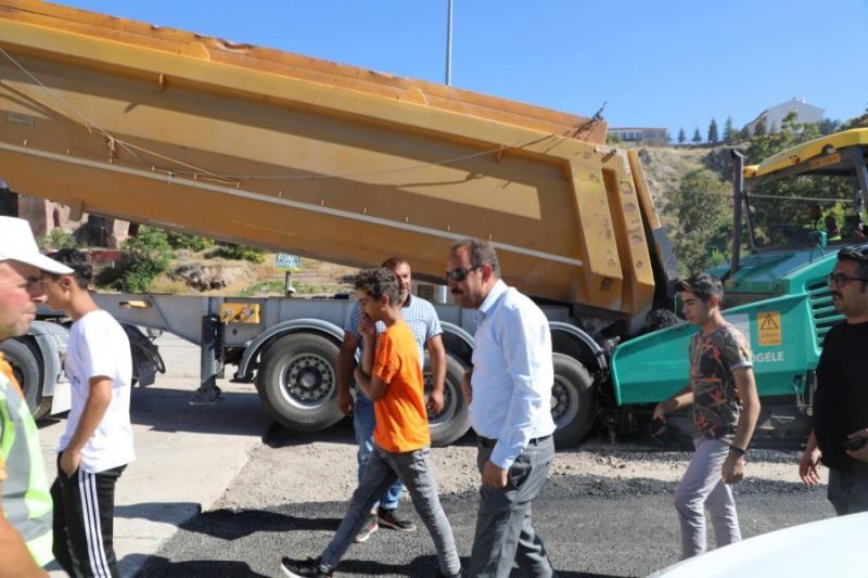 Belediye Başkanımız Av Mustafa İlmek, sıcak asfalt çalışmalarının devam ettiği ve uzun yıllar Cevat Demiral caddesinde incelemelerde bulundu.