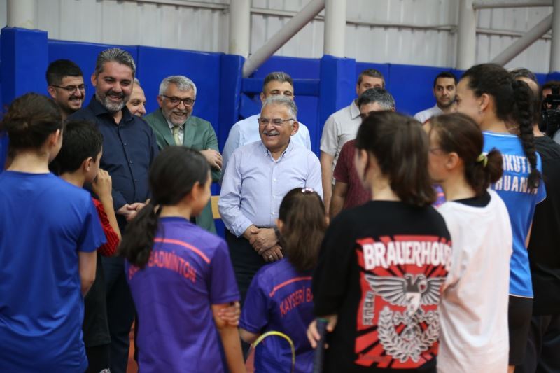 Başkan Büyükkılıç, Anadolu Yıldızlar Ligi Badminton Finalisti Sporcularla Buluştu