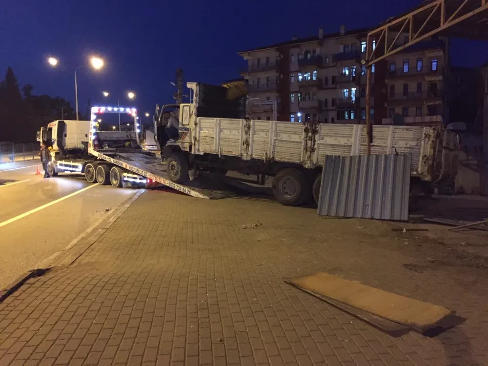 Freni patlayan kamyon işyerine daldı faciadan dönüldü