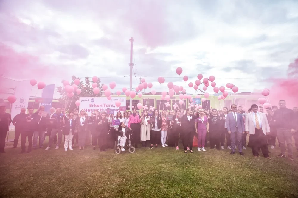 BURULAŞ’ta pembe balonlar gökyüzüne bırakıldı