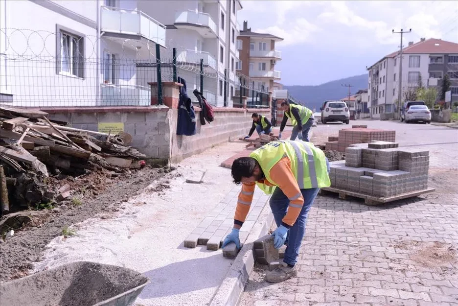 Yeniceköy’de Yol Kaplama Ve Tretuvar Çalışmaları Sürüyor