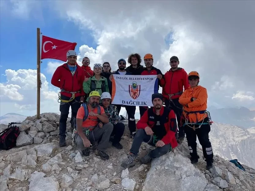 15 Temmuz Demokrasi Ve Milli Birlik Günü İçin Zirveye Yürüdüler