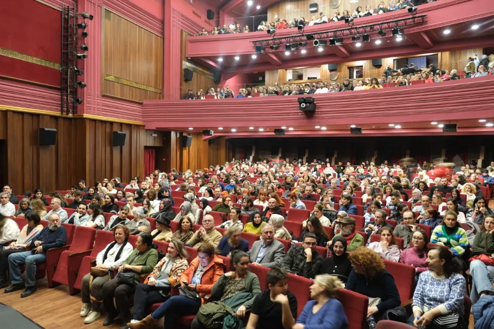 Işıl Yücesoy’un müzikli oyunu ‘İzninle’ Bursa’da sahnelendi