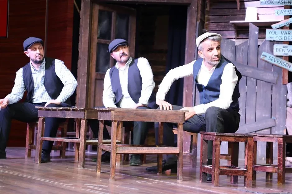 “Komşu Köyün Delisi” Tiyatro Gösterisinin Galası Yapıldı