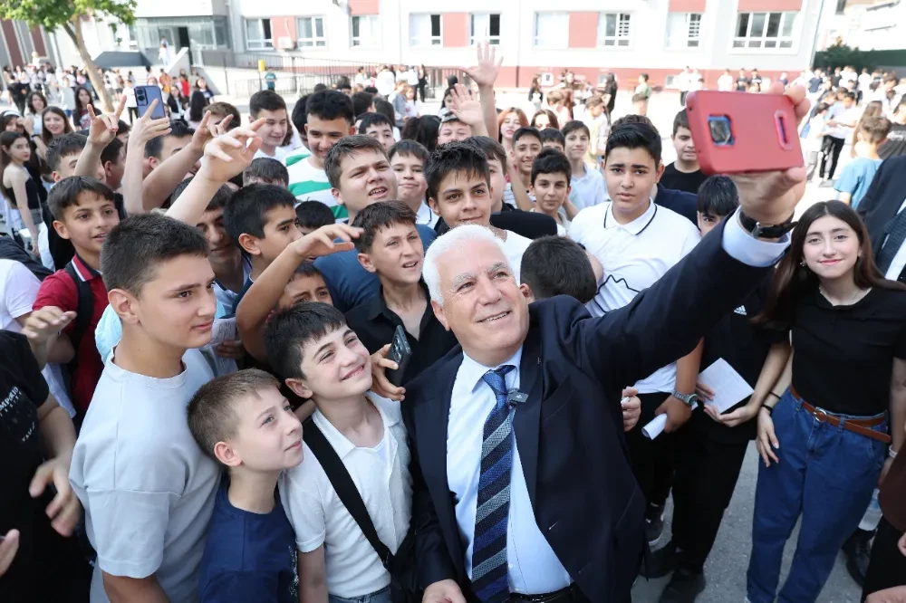 Başkan Bozbey, öğrencilerin karne sevincine ortak oldu