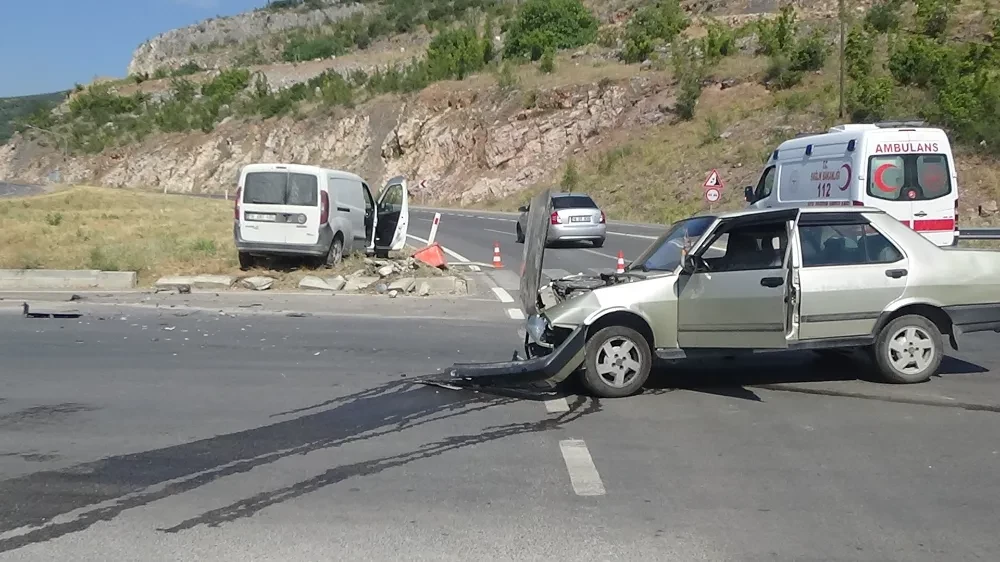 İnegöl Hamzabey Işıklarda Kaza: 2 Yetişkin ve 1 Çocuk Yaralı!